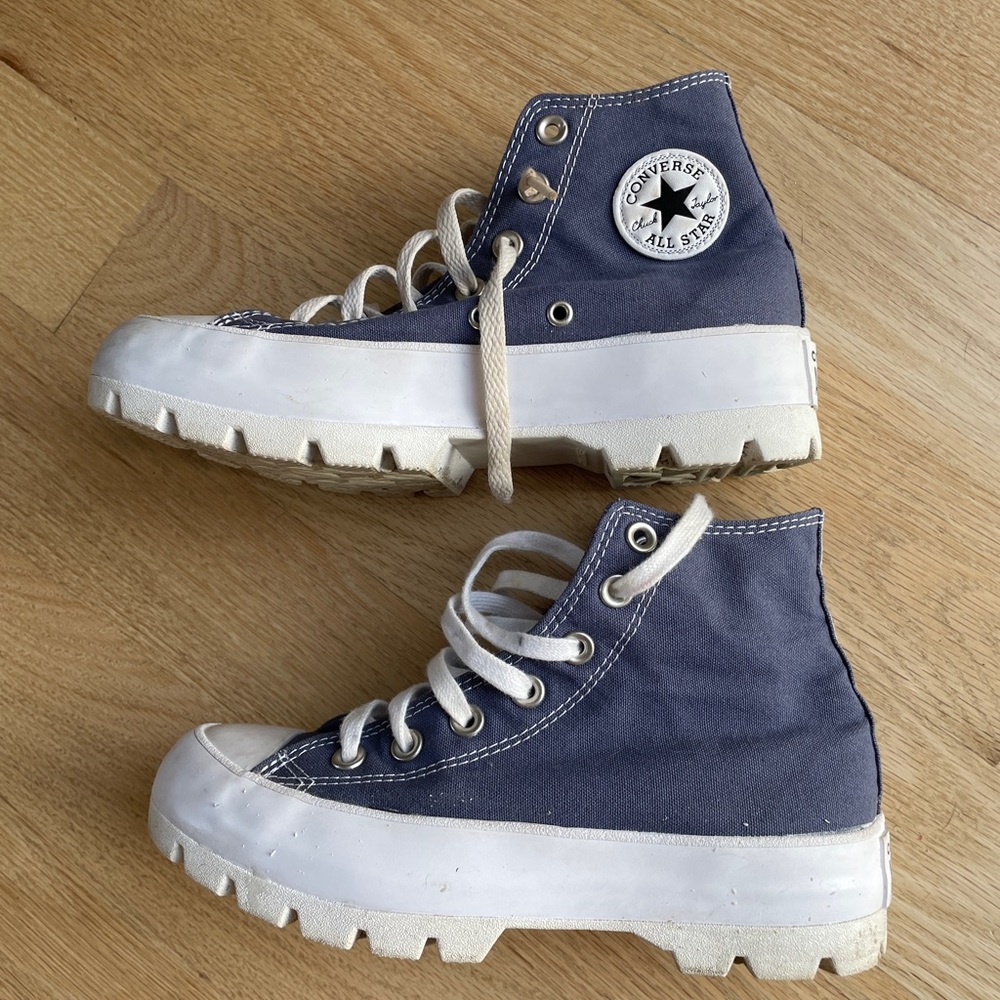 Chuck Taylor converse high top. Size 6